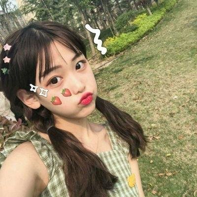 穿条纹衣的男孩